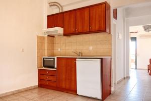克里皮吉Estia Studios的厨房配有白色冰箱和微波炉