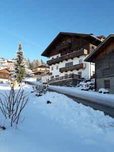 卡尔蒂奇Bella Vista Lodge的一座被雪覆盖的街道,位于大楼旁边