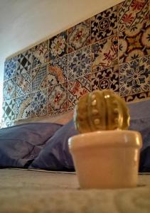 里里耶沃特拉帕尼董娜西西纳旅馆的桌上的杯,墙上有瓷砖