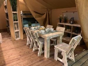 圣马迪拉莫Oh! Campings - Le Clos du Rhône的带帐篷的客房内的桌椅