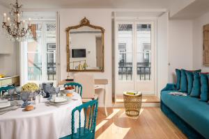 里斯本奥莱亚公寓的客厅配有桌子和蓝色沙发