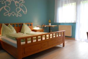 巴特圣莱昂哈德艾巴恩塔勒嘎斯霍夫餐厅酒店的一间卧室,卧室内配有一张木床
