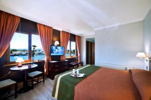瓦尔迪维亚迭戈阿尔马格罗瓦尔迪维亚酒店的酒店客房设有床、桌子和电视。