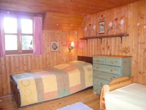 黑马戈尔Waldnerhütte的一间卧室设有两张床、一个梳妆台和窗户。