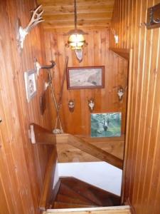 黑马戈尔Waldnerhütte的一间设有木墙的客房和一间带镜子的客房