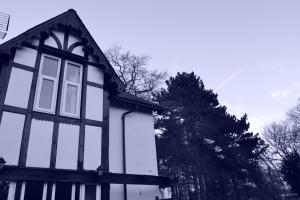 NettletonNettleton Country House的黑白相间的房屋照片