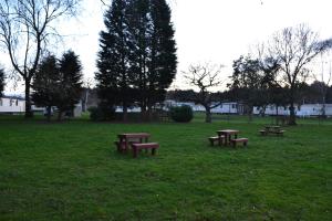 NettletonNettleton Country House的公园里的一组野餐桌