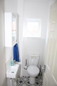泰恩河畔纽卡斯尔Milton House - Entire 3Bed House FREE WIFI & 4 FREE PARKING Spaces Serviced Accommodation Newcastle UK的白色的浴室设有卫生间和水槽。