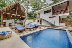 南圣胡安Verdad Nicaragua的一座带游泳池和房子的别墅