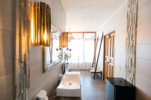 Los Duarte杜阿尔特角花园宾馆的一间带水槽和镜子的浴室