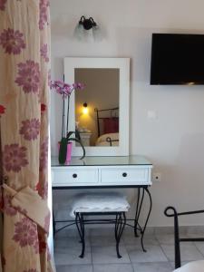 欧拉努波利斯Pansion Irini的客房内的白色梳妆台和镜子