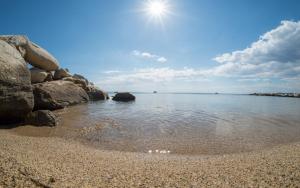 尼基季Assano Seafront Luxury的天空中一片岩石和阳光的海滩