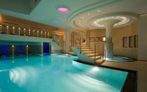 安达洛多尔斯艾薇塔酒店Spa及度假酒店的一座带楼梯的建筑中的游泳池