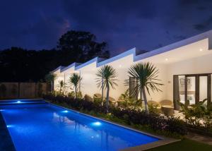 吉利阿尔Jago Gili Air的夜间在房子前面的游泳池