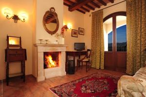 萨杜勒尼亚拉丰特德尔塞罗酒店的客厅设有壁炉、桌子和门