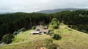 Mahinepua怀瓦里埃海岸农场旅馆的草山房子的空中景色