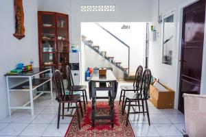 巴东OYO 433 Nelvi Guest House Syariah的一间带桌椅的用餐室