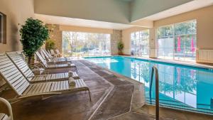 Paradise里维尔贝斯特韦斯特优质套房酒店的游泳池旁带躺椅的游泳池