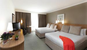 悉尼悉尼帕拉马塔美居酒店的酒店客房设有两张床和电视。