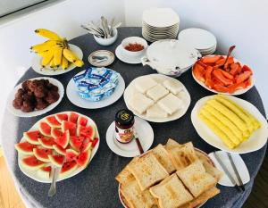 本托塔萨西维拉住宿加早餐旅馆的一张桌子,上面放着食物和水果盘