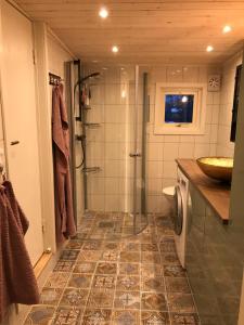 莫拉Utmelandsvägen 41 Helt hus的带淋浴和盥洗盆的浴室