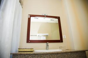 邦美蜀二征温泉酒店 的一间带水槽和镜子的浴室