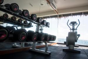 颂萨私人岛颂萨私人岛屿酒店的一间健身房,里面装有一根哑铃和跑步机