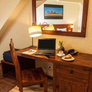 Jerzmanowice可可罗威多尔酒店的一张桌子,上面有一台笔记本电脑