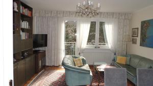 维也纳Appartement " Am Fasangarten "的带沙发和电视的客厅