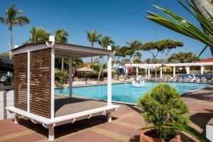 威廉斯塔德利文斯敦扬泰尔度假酒店的度假村泳池畔的凉亭