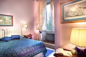 佛罗伦萨约翰娜一世住宿酒店的一间卧室设有一张床和一个窗口