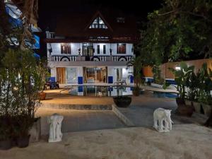 芭东海滩Baankasemsuk Resort 般咔 深宿的夜间带游泳池的别墅