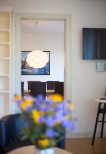 博雷Snowwhites House的一间设有一张蓝色和黄色花卉桌子的房间