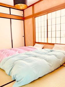 Ishimaru House客房内的一张或多张床位