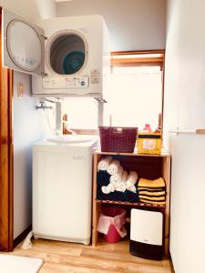 关市Ishimaru House的厨房配有冰箱和微波炉。