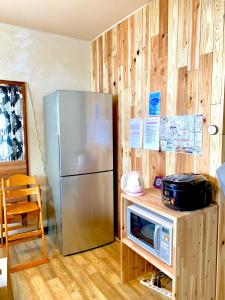 关市Ishimaru House的厨房配有冰箱和微波炉