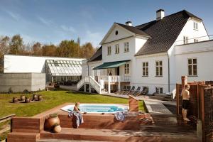 斯内克斯坦布鲁普加德克伦威尔酒店的庭院中带游泳池的房子