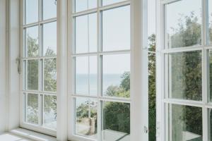 博雷The Light House的客房设有窗户,享有大海美景。