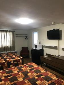 奥斯威戈Evergreen Motel的酒店客房设有两张床和一台平面电视。