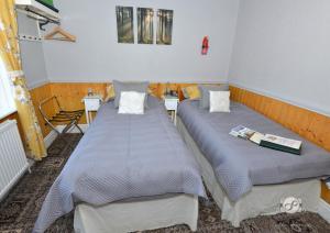 林德赫斯特罗丝戴尔住宿加早餐旅馆的小型客房设有两张单人床,