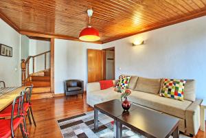 里斯本MyPlaceLisbon - Alfama River View Apartment的客厅配有沙发和桌子