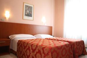 米兰花园酒店的酒店客房设有两张床和窗户。