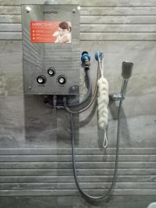 万隆Homestay Syariah Cileunyi, Bandung Timur的连接到机器的软管淋浴