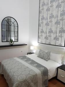 大加那利岛拉斯帕尔马斯Eva's Dream的一间卧室设有一张床和一个大窗户