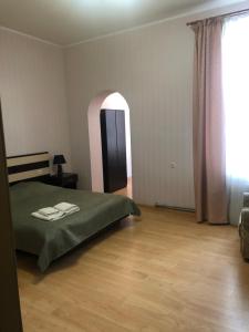 哈尔科夫艾格雅酒店的一间卧室配有绿色的床和镜子
