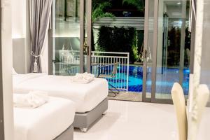 拉廊Baan Yamoo Ranong的酒店客房带两张床和一个游泳池