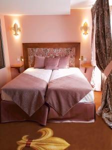 巴黎Le Temple De Jeanne的一间卧室配有一张大床和两个枕头