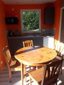 潘蓬Chalet "Les Gobelins"的厨房配有木制桌椅和窗户