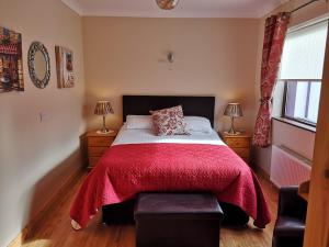 Grange爱德华山旅舍的一间卧室配有一张带红色毯子的大床