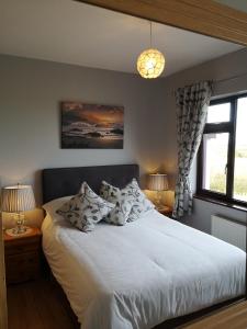 Grange爱德华山旅舍的卧室配有带枕头和两盏灯的白色床。